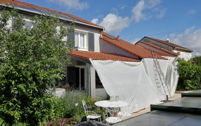 Pourquoi bâcher un chantier est essentiel pour préserver la qualité de l’air intérieur